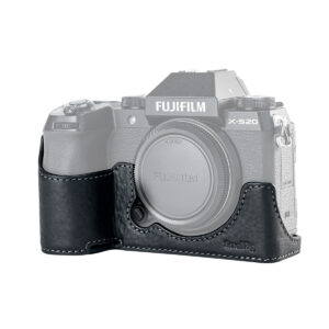 Fujifilm X-S20 -kamerassa on musta SmallRig 4232 -kameran nahkakotelo, joka peittää kameran alaosan ja jossa on valkoiset tikkaukset ja SmallRig-brändi kohokuvioitu etupuolella.
