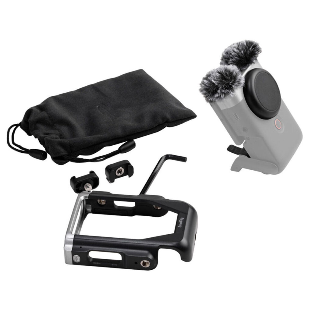 SmallRig-4235-2 Valkoisella pohjalla kuvattu SmallRig 4235 Cage Kit for Canon PowerShot V10 sisältää karvaiset tuulilasit, suojakehyksen, kiinnitystarvikkeet, L-muotoisen työkalun ja mustan kiristysnauhapussin.