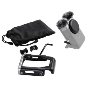 SmallRig-4235-2 Valkoisella pohjalla kuvattu SmallRig 4235 Cage Kit for Canon PowerShot V10 sisältää karvaiset tuulilasit, suojakehyksen, kiinnitystarvikkeet, L-muotoisen työkalun ja mustan kiristysnauhapussin.