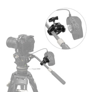 SmallRig-4249-2 Digitaalinen kamera kiinnitettynä jalustalle, ja lähikuvassa näkyy SmallRig 4249 Super Clamp with ARRI Rosette Mount, jolla kaukosäädin kiinnitetään jalustan kahvaan.