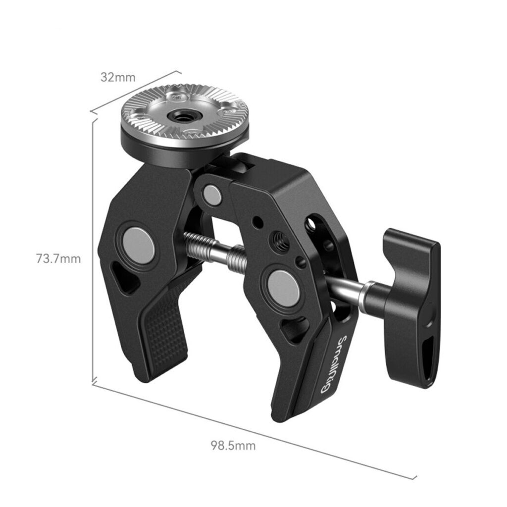 SmallRig-4249-3 SmallRig 4249 Super Clamp with ARRI Rosette Mount on musta metallinen kiinnitin, jossa on säädettävät leuat, hammaspyörä yläosassa ja sivukiristyskahva. Mitat: 32 mm leveä, 73,7 mm korkea, 98,5 mm pitkä.