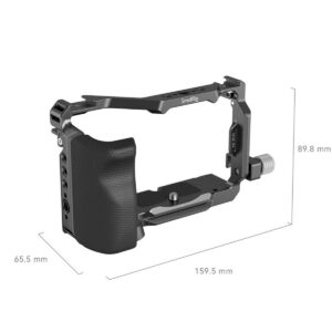 SmallRig-4257-2 SmallRig 4257 Cage Kit Sony ZV-E1:lle on metallinen kamerakehys, jossa on kuvioitu vasen kahva, kiinnityspisteet ja ruuvinuppi oikealla. Mitat: 159,5 mm (L) × 65,5 mm (S) × 89,8 mm (K).