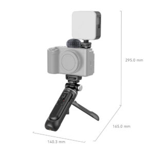 SmallRig-4258-2 SmallRig 4258 Vlogging Tripod Kit Sony ZV-E1/ZV-E10/ZV-1/ZV-1F:lle sisältää kameran, mikrofonin ja LED-valon, joka on asennettu kompaktille jalustalle. Mitat: korkeus 295 mm, jalustan korkeus 165 mm, jalustan leveys 140,3 mm.