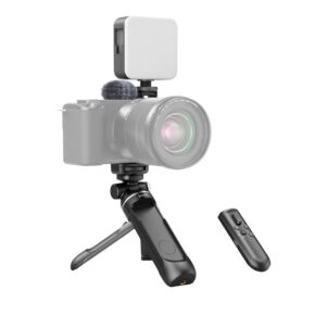 SmallRig-4258 SmallRig 4258 Vlogging Tripod Kit for Sony ZV-E1, ZV-E10, ZV-1 ja ZV-1F sisältää kompaktin jalustan, jossa on kamera, johon on asennettu valo ja mikrofoni, sekä musta kaukosäädin valkoista taustaa vasten.