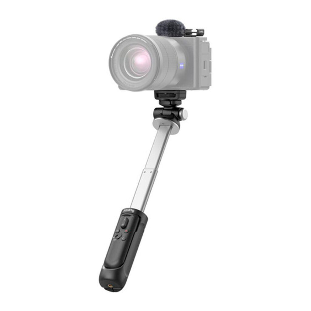 SmallRig-4258-4 SmallRig 4258 Vlogging Tripod Kit for Sony ZV-E1/ZV-E10/ZV-1/ZV-1F on musta ja hopeinen käsivarsijalusta, jossa on ulosvedettävä varsi, ohjauspainikkeet kahvassa ja asennettu kamera, joka on osittain häivytetty korostamaan jalustaa.