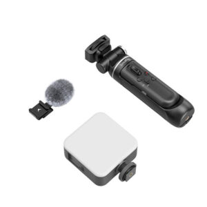 SmallRig-4258-6 SmallRig 4258 Vlogging Tripod Kit Sony ZV-E1:lle, ZV-E10:lle, ZV-1:lle ja ZV-1F:lle sisältää mustan käsikäyttöisen kardaanin, harmaan karvaisen mikrofonin ja valkoisen suorakulmaisen laitteen, jossa on kiinnitysnuppi, kaikki kuvassa valkoisella pohjalla.