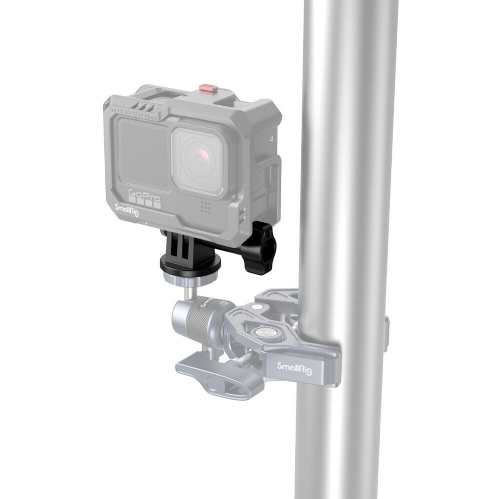 SmallRig-4277-2 GoPro-kamera on kiinnitetty metallitolppaan SmallRig 4277 -toimintakameroiden kiinnitystuen avulla, ja se näkyy osittain läpinäkyvässä digitaalisessa renderöinnissä.