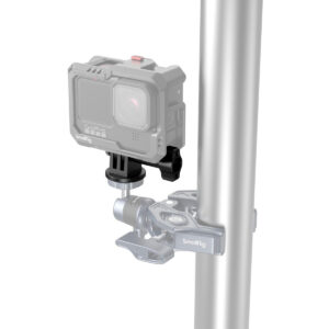 SmallRig-4277-2 GoPro-kamera on kiinnitetty metallitolppaan SmallRig 4277 -toimintakameroiden kiinnitystuen avulla, ja se näkyy osittain läpinäkyvässä digitaalisessa renderöinnissä.