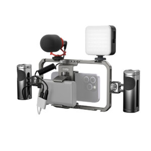SmallRig-4591-2 SmallRig 3591 All-In-One Video Kit Mobile Ultra sisältää älypuhelimen, joka on asennettu metallirunkoon, jossa on kaksi kahvaa, ulkoinen mikrofoni ja LED-valopaneeli - ihanteellinen ammattimaiseen videokuvaukseen tai vloggaamiseen.