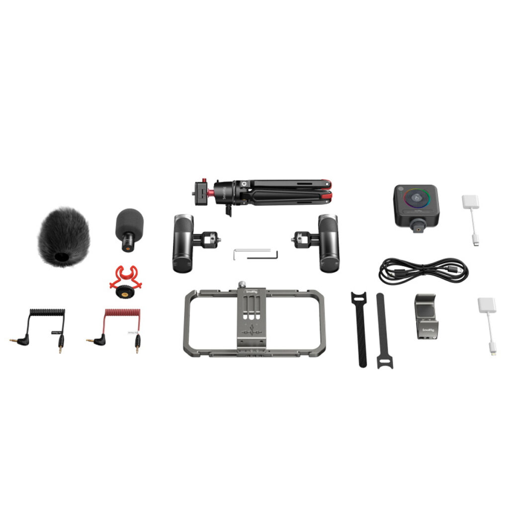 SmallRig-4591-3 SmallRig 3591 All-In-One Video Kit Mobile Ultra -videokamerakitin tasainen ulkoasu, jossa on jalusta, kamera, mikrofonit, kaapelit, kiinnike, runko, sovittimet, jakoavain ja muistikortti siististi järjestettyinä valkoiselle taustalle.
