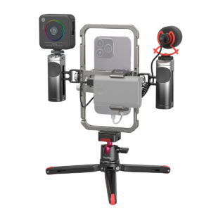 SmallRig-4591 SmallRig 3591 All-In-One Video Kit Mobile Ultra sisältää kiinnitetyn puhelimen pidikkeen, ulkoisen mikrofonin, LED-valon, virtapankin ja jalustan - ihanteellinen kannettava kokoonpano vloggaamiseen tai mobiilisisällön luomiseen.