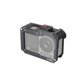 SmallRig_Cage_for_DJI_Osmo_Action_3_4119_001 DJI Osmo Action 3 näkyy SmallRig 4119 Cage for DJI Osmo Action 3 / 4 -mallissa, jossa on näkyvä linssi, näyttö ja punainen microSD-kortti, joka on osittain asetettu yläosaan.