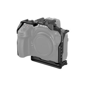SmallRig_Cage_for_Nikon_Z8_3940_001 SmallRig 3940 Cage for Nikon Z8, mustaa metallia, asennetaan Nikon Z8 -kameran ympärille ja tarjoaa lisätukea ja kiinnitysmahdollisuuksia. Kamera näkyy harmaana, puoliksi läpinäkyvänä renderöintinä.