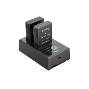 SmallRig_EN-EL14_Camera_Battery_and_Charger_Kit_3819_001 SmallRig 3819 EN-EL14-kameran akku- ja laturisarja sisältää kaksoislaturin, johon on asetettu kaksi mustaa Nikon EN-EL14-akkua, kuvassa valkoisella pohjalla.