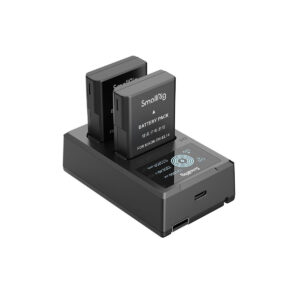 SmallRig_EN-EL14_Camera_Battery_and_Charger_Kit_3819_001 SmallRig 3819 EN-EL14-kameran akku- ja laturisarja sisältää kaksoislaturin, johon on asetettu kaksi mustaa Nikon EN-EL14-akkua, kuvassa valkoisella pohjalla.