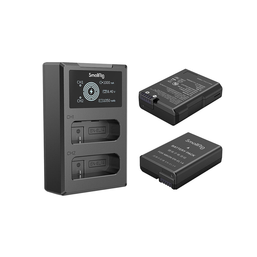 SmallRig_EN-EL14_Camera_Battery_and_Charger_Kit_3819_002 SmallRig 3819 EN-EL14-kameran akku- ja laturipakkaus sisältää kaksi laturia, joissa on merkinnät CH1 ja CH2, sekä kaksi mustaa kamera-akkua, joihin on painettu tekniset tiedot.