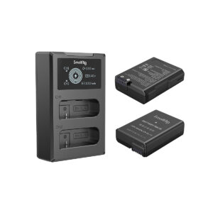 SmallRig_EN-EL14_Camera_Battery_and_Charger_Kit_3819_002 SmallRig 3819 EN-EL14-kameran akku- ja laturipakkaus sisältää kaksi laturia, joissa on merkinnät CH1 ja CH2, sekä kaksi mustaa kamera-akkua, joihin on painettu tekniset tiedot.