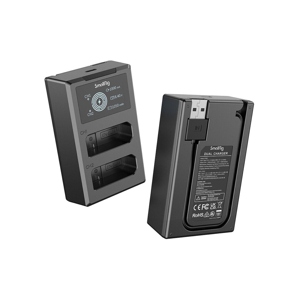 SmallRig_EN-EL14_Camera_Battery_and_Charger_Kit_3819_003 Kaksi SmallRig 3819 EN-EL14 -kameran akku- ja laturisarjaa on kuvassa: toisessa on etupuoli, jossa on kaksi akkupaikkaa ja näyttö, toisessa takapuoli, jossa on tuotetiedot ja sertifiointitarrat.