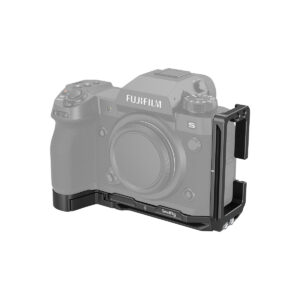 SmallRig_L-Bracket_for_Fujifilm_X-H2S_3928_001 SmallRig 3928 L-kiinnike on kiinnitetty osittain läpinäkyvään Fujifilm X-H2S -kameran runkoon, mikä havainnollistaa, miten kiinnike kiinnitetään lisää vakautta ja lisävarusteiden kiinnitystä varten.