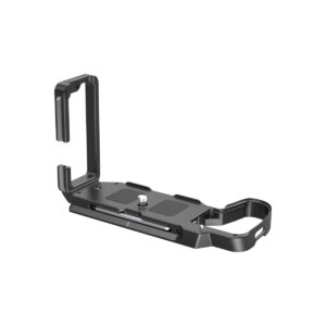 SmallRig_L-Bracket_for_Fujifilm_X-H2S_3928_002 SmallRig 3928 L-kiinnike Fujifilm X-H2S:lle on musta metallinen kiinnike, jossa on kiinnitysruuvi ja useita aukkoja, joiden avulla voit kiinnittää kameran kolmijalkaan vaaka- tai pystysuunnassa.