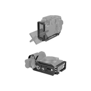 SmallRig_L-Bracket_for_Fujifilm_X-H2S_3928_003 Kaksi näkymää SmallRig 3928 L-kiinnikkeestä Fujifilm X-H2S:lle kiinnitettynä kameraan, jossa näkyy sivu- ja alareunan kulmat ja kallistettava LCD-näyttö. Kuva on harmaasävyinen, mikä korostaa L-kiinnikettä.