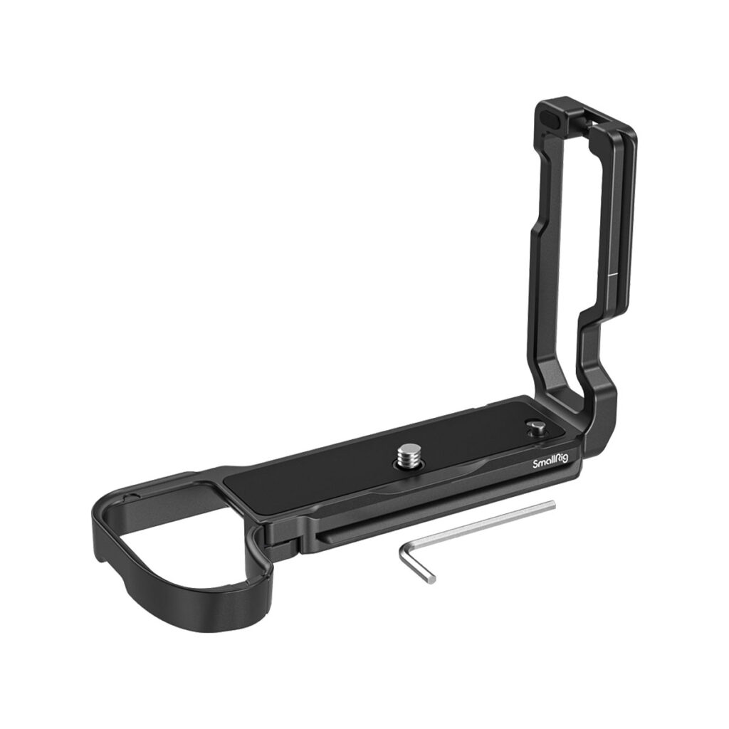 SmallRig_L-Shape_Mount_Plate_For_Nikon_Z8_3942_002 SmallRig 3942 L-muotoinen kiinnityslevy Nikon Z8:lle on musta metallinen kiinnike, jossa on kahva, kiinnitysruuvi ja kuusiokoloavain ja joka on suunniteltu kameran kiinnittämiseen jalustoihin sekä vaaka- että pystyasennossa.