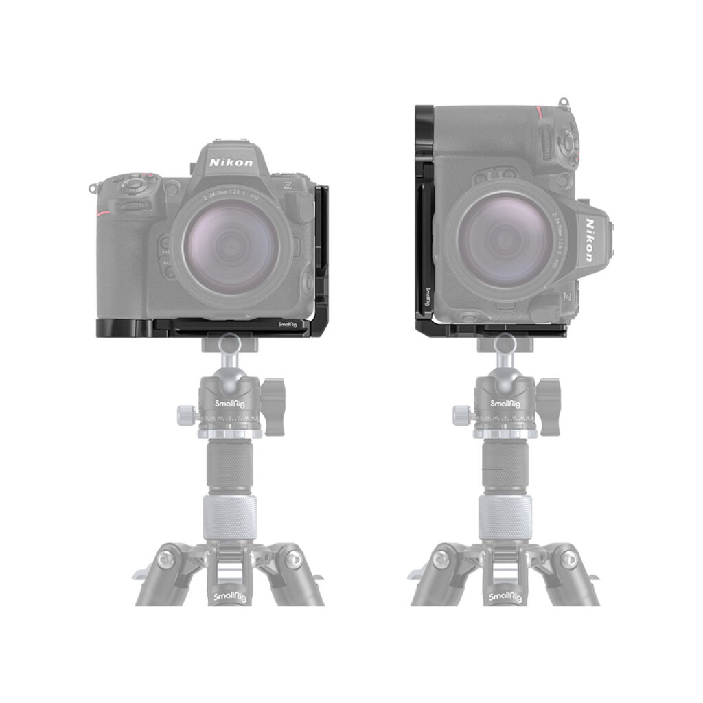 SmallRig_L-Shape_Mount_Plate_For_Nikon_Z8_3942_003 Kaksi läpinäkyvää kamerakuvaa - yksi maisemakuva ja yksi muotokuva - on kiinnitetty jalustalle SmallRig 3942 L-muotoisen kiinnityslevyn avulla Nikon Z8:lle, mikä osoittaa, kuinka helposti se vaihtaa kuvausasentoa.