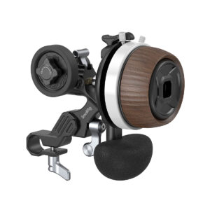 SmallRig 3850 Modular Follow Focus F60 -objektiivin kompaktissa muotoilussa on pyöreä puinen käsipyörä, mustat ja hopeiset metalliosat sekä kiinnityspidike, joka mahdollistaa modernin, ergonomisen ja tarkan kameran objektiivin ohjauksen.