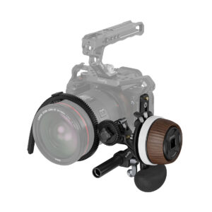 SmallRig 3850 Modular Follow Focus F60 on kuvassa asennettuna ammattikäyttöön tarkoitettuun videokameraan, jossa on suuri objektiivi, puinen kahva ja rigin osat. Kameran häkki ja runko on osittain häivytetty, jotta seurantatarkennusjärjestelmä tulee esiin valkoista taustaa vasten.