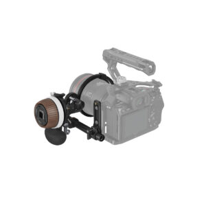 SmallRig 3850 Modular Follow Focus F60, jossa on puinen sivukahva, on kiinnitetty ammattilaiskameran objektiiviin harmaassa siluetissa, jolloin tarkennusvaihde korostuu etualalla.