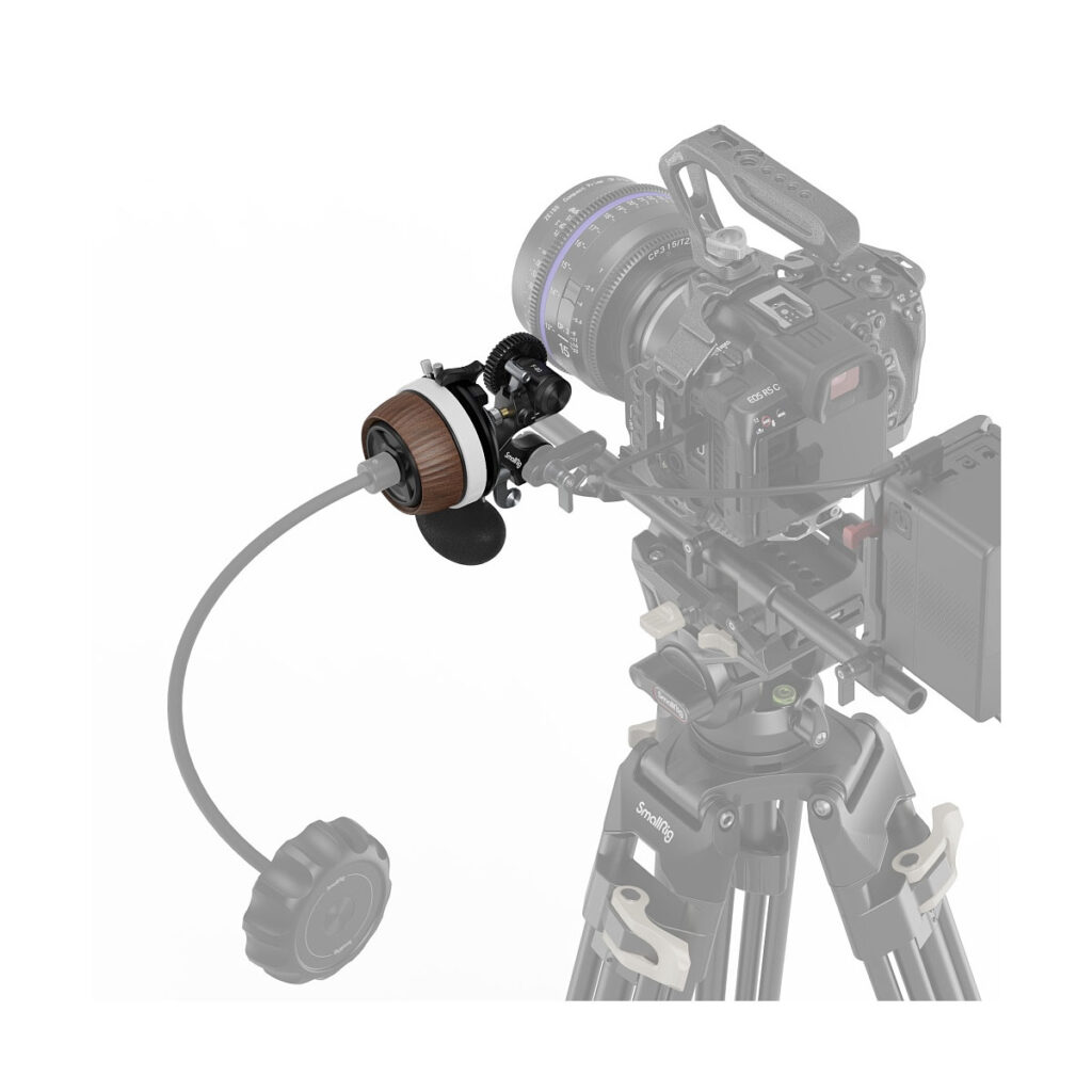 SmallRig 3850 Modular Follow Focus F60 on kiinnitetty jalustalla olevaan kameraan, ja seurantatarkennus ja sen kaapeli näkyvät värillisinä, kun taas muu kameran kiinnityslaitteisto näkyy haalistuneena harmaasävyisenä.