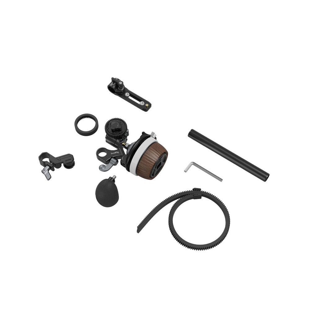 SmallRig 3850 Modular Follow Focus F60 -pakkaus sisältää puukahvalla varustetun tarkennuspyörän, säädettävät hammaspyörät, kiinnikkeet, mustan tangon, kiristysruuvit, kuusiokoloavaimen ja joustavan hammashihnan, jotka kaikki näkyvät valkoisella pohjalla.