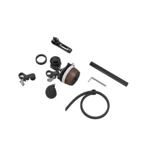 SmallRig 3850 Modular Follow Focus F60 -pakkaus sisältää puukahvalla varustetun tarkennuspyörän, säädettävät hammaspyörät, kiinnikkeet, mustan tangon, kiristysruuvit, kuusiokoloavaimen ja joustavan hammashihnan, jotka kaikki näkyvät valkoisella pohjalla.