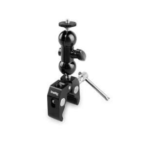 SmallRig_Multi-function_Super_Clamp_with_Double_Ball_Heads_1_4_Screw_1138_001 SmallRig 1138 Multi-function Super Clamp with Double Ball Heads & 1/4" Screw on musta metallinen kamerakiinnityspuristin, jossa on säädettävät varret ja ruuvinuppi ja joka on suunniteltu lisävarusteiden turvalliseen kiinnittämiseen pinnoille.