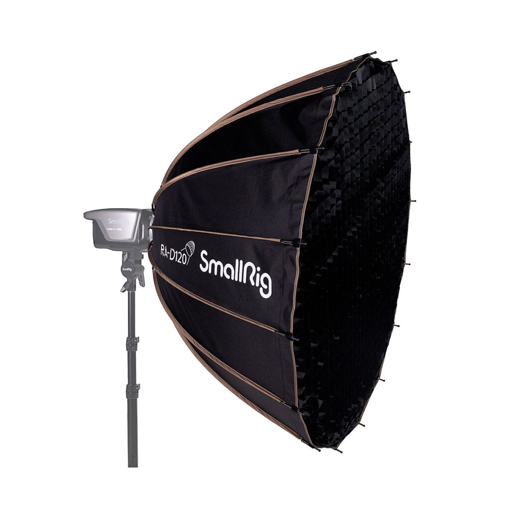SmallRig_RA-D120_Softbox_4140_002 SmallRig 4140 RA-D120 Parabolic Softbox on mustan valon muuntaja, jossa on ritilä, joka on asennettu valotelineeseen ja joka on suunniteltu ammattimaiseen valokuvaukseen tai videovalaistukseen.