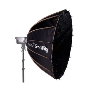 SmallRig_RA-D120_Softbox_4140_002 SmallRig 4140 RA-D120 Parabolic Softbox on mustan valon muuntaja, jossa on ritilä, joka on asennettu valotelineeseen ja joka on suunniteltu ammattimaiseen valokuvaukseen tai videovalaistukseen.