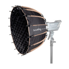 SmallRig_RA-D55_Softbox_3585_001 Musta kahdeksankulmainen SmallRig 3585 RA-D55 Parabolic Softbox, jossa on ritilä, on asennettu studiovalaisimeen ja jalustalle valkoista taustaa vasten.