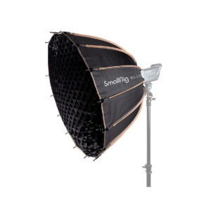 Musta ja kultainen SmallRig 3586 RA-D85 Parabolic Softbox, jossa on ritilä, on asennettu valotelineeseen, jossa on LED-paneeli valkoista taustaa vasten.