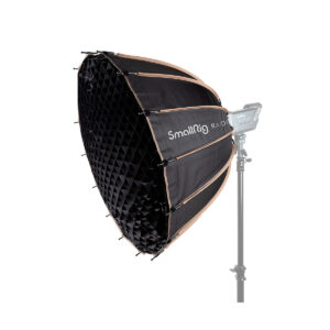 SmallRig_RA-D85_Softbox_3586_002 Musta ja kultainen SmallRig 3586 RA-D85 Parabolic Softbox, jossa on ritilä, on asennettu valotelineeseen, jossa on LED-paneeli valkoista taustaa vasten.