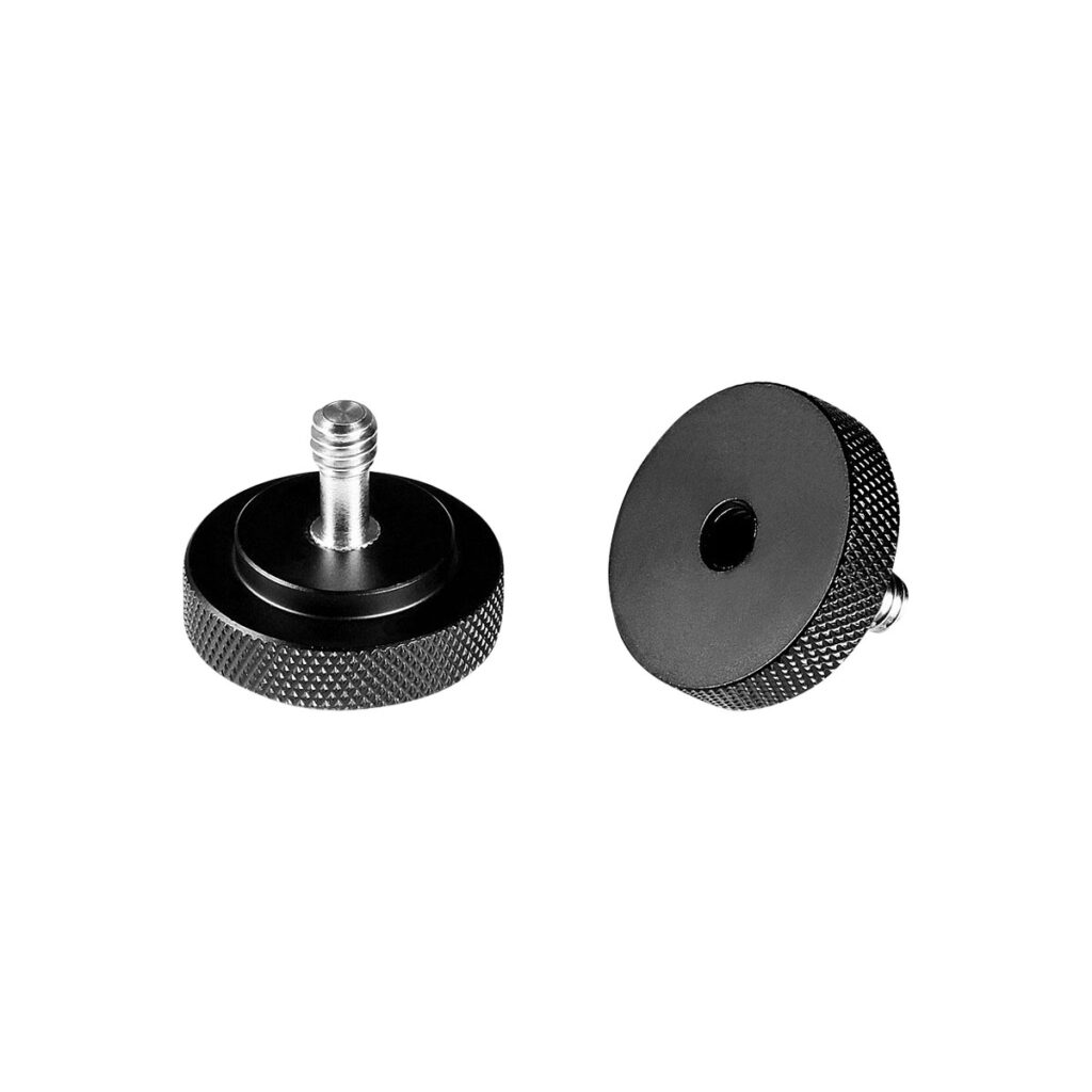 SmallRig_Thumb-Screw_V2_with_1_4_thread_1089_001 Kuvassa on kaksi mustaa, pyöreää SmallRig 1089 Thumb-Screw V2 -adapteria, joissa on 1/4 tuuman kierteet - toinen on tasainen ja näyttää kierrepultin, kun taas toinen on pystyssä ja paljastaa kierteitetyn reiän ja kuvioidut reunat.