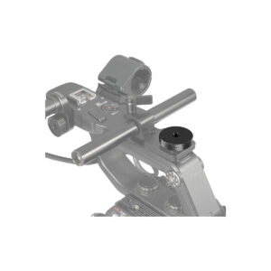 SmallRig 1089 Thumb-Screw V2 1/4" kierteellä, musta metallinen kameran lisävaruste, on asennettu ammattimaisen videokameralaitteiston yläkiskoon, ja kamera ja komponentit on esitetty harmaasävyisinä korostuksen vuoksi.
