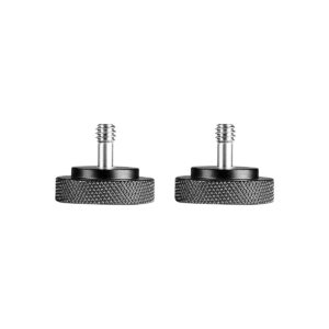 Kaksi SmallRig 1089 Thumb-Screw V2 -yksikköä, joissa on 1/4 tuuman kierteet ja joissa on musta metallirunko ja kuvioidut reunat, on esillä vierekkäin valkoisella pohjalla.