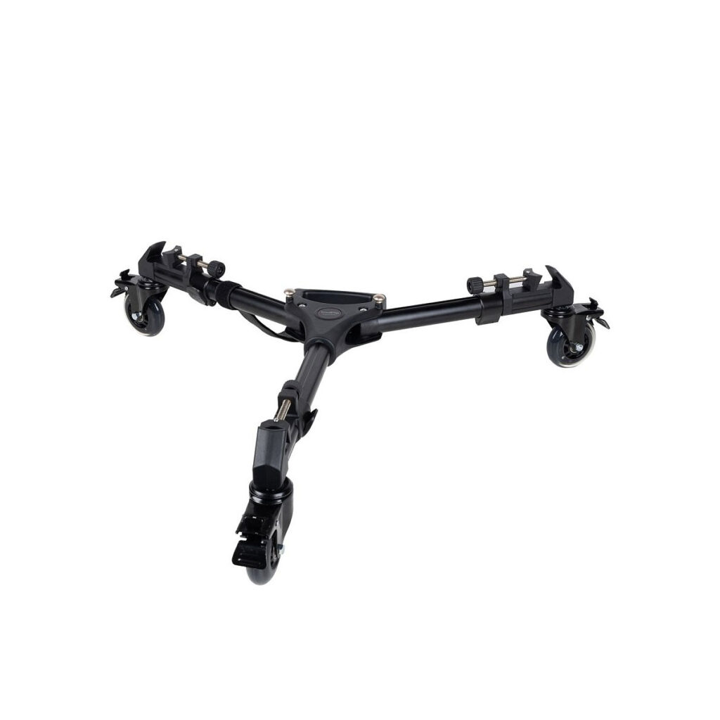 SmallRig_Universal_Tripod_Dolly_3986_000 SmallRig 3986 Universal Tripod Dolly on musta, kolmipyöräinen kolmijalkainen dolly, jossa on säädettävät varret ja pyörät, jotka mahdollistavat jalustan sujuvan liikuttelun kuvaamisen tai valokuvaamisen aikana.