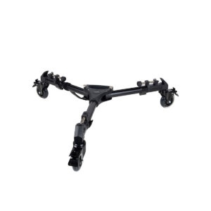 SmallRig_Universal_Tripod_Dolly_3986_000 SmallRig 3986 Universal Tripod Dolly on musta, kolmipyöräinen kolmijalkainen dolly, jossa on säädettävät varret ja pyörät, jotka mahdollistavat jalustan sujuvan liikuttelun kuvaamisen tai valokuvaamisen aikana.