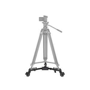 SmallRig_Universal_Tripod_Dolly_3986_001 SmallRig 3986 Universal Tripod Dolly, jossa on kolme pyörää, kiinnitetään jalustan ja kameran (korostuksen vuoksi häivytetty) jalustaan ja mahdollistaa sujuvan liikkeen ja tarkan paikannuksen kuvausta tai valokuvausta varten.