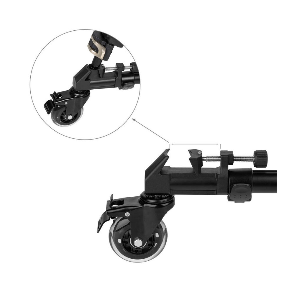SmallRig_Universal_Tripod_Dolly_3986_003 Lähikuva SmallRig 3986 Universal Tripod Dollyn mustasta telapyörästä, jossa on lukko metallisella jalustalla, sekä insertti, jossa on yksityiskohtaiset tiedot pyörästä ja lukitusmekanismista.