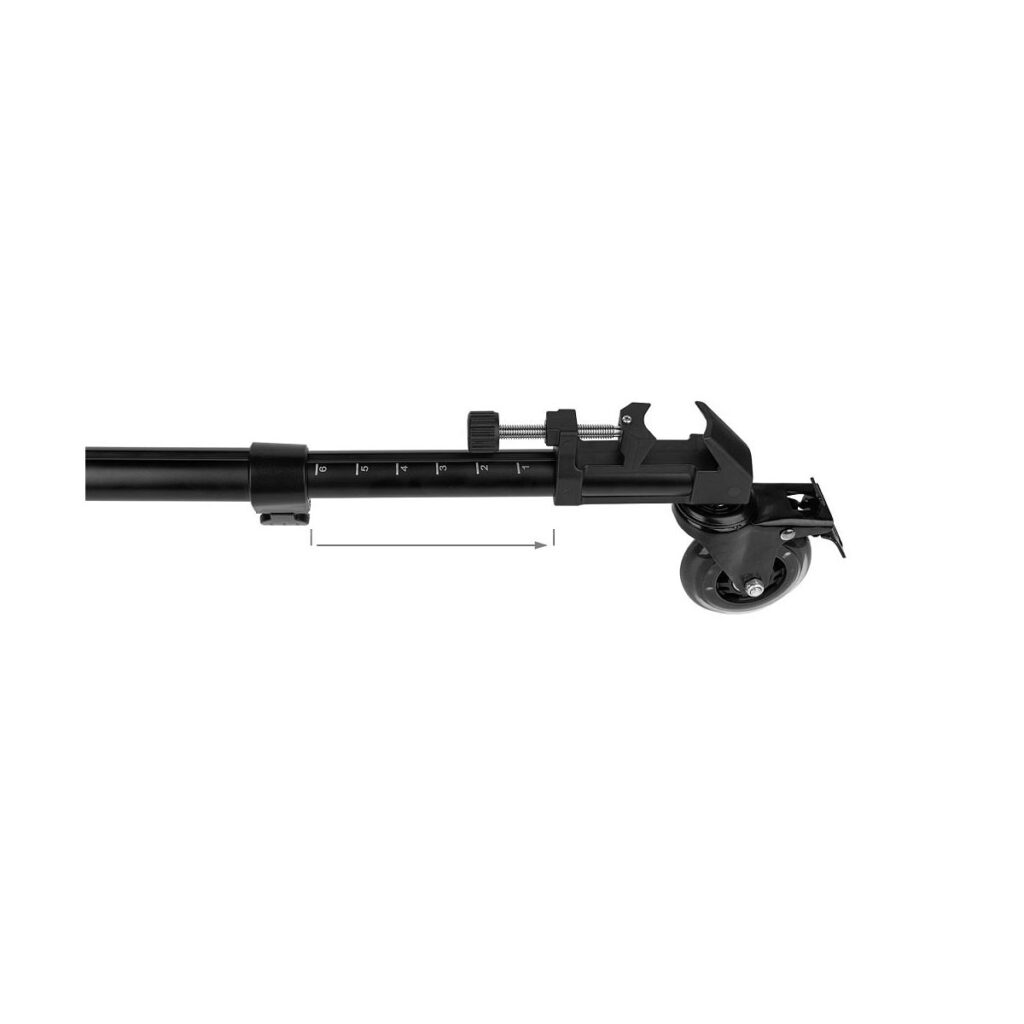 SmallRig_Universal_Tripod_Dolly_3986_004 SmallRig 3986 Universal Tripod Dolly -jalustan lähikuvassa näkyy sen säädettävä musta tukitanko, jossa on pieni pyörä, mittamerkinnät ja lukitusmekanismit, eristettynä valkoiselle taustalle.