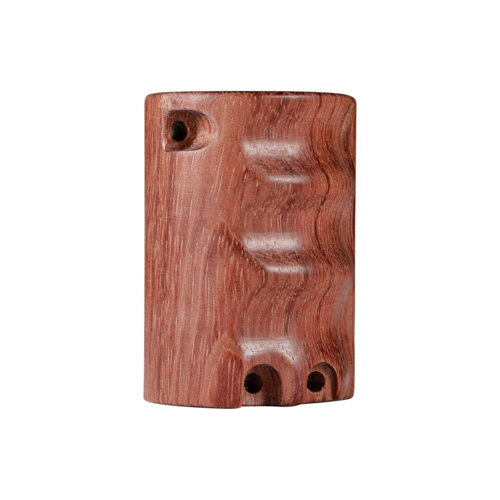 Smallrig_1970 SmallRig 1970 Wooden Handgrip for Sony A6500 on valmistettu punaruskeasta puusta, jossa on sileät, aaltoilevat urat ja useita pieniä porattuja reikiä.