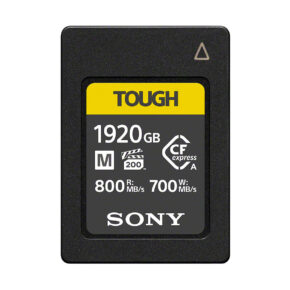 Sony_1920GB_CFExpress_A Sonyn 1920 Gt:n CFExpress Type A Tough - M -sarjan muistikortti tarjoaa 800 Mt/s lukunopeuden ja 700 Mt/s kirjoitusnopeuden, VPG200-luokituksen ja mustan muotoilun sekä keltaisen ja valkoisen merkinnän.
