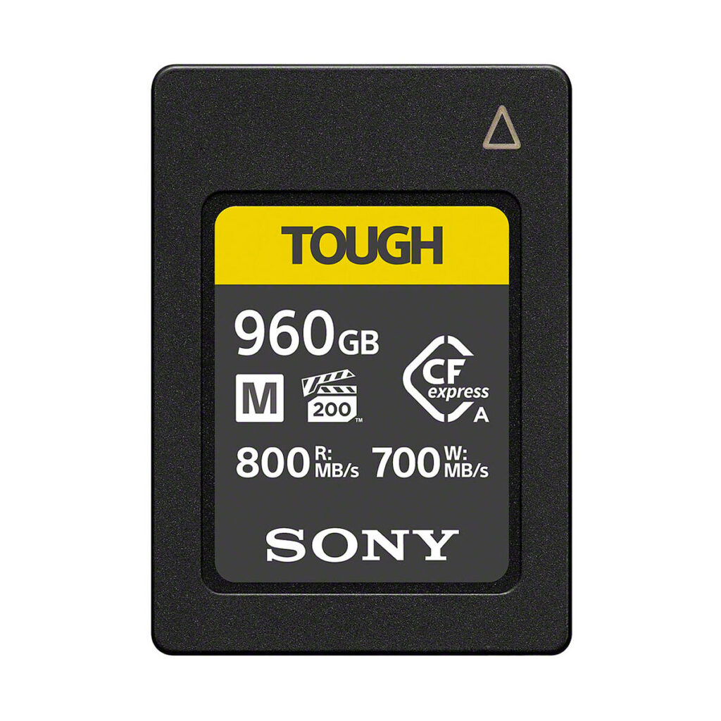 Sony_960GB_CFExpress_A Etukuva Sony 960GB CFExpress Type A Tough - M -sarjan kortista, jonka lukunopeus on 800 MB/s ja kirjoitusnopeus 700 MB/s mustakeltaisella tarralla.